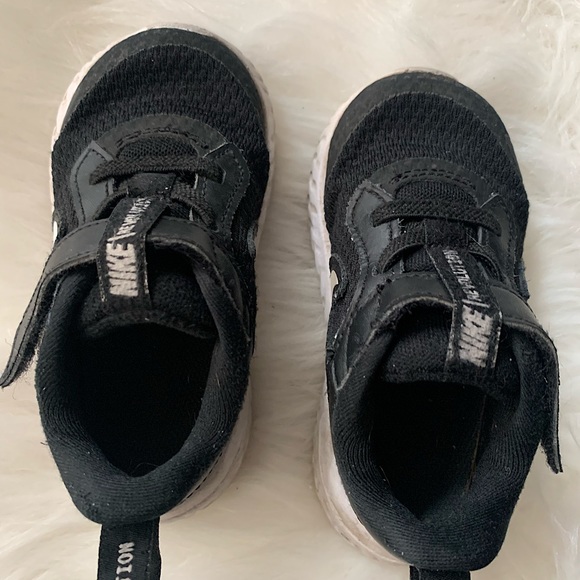 Nike Revolution Toddler Sneakers - Picture 4 of 5